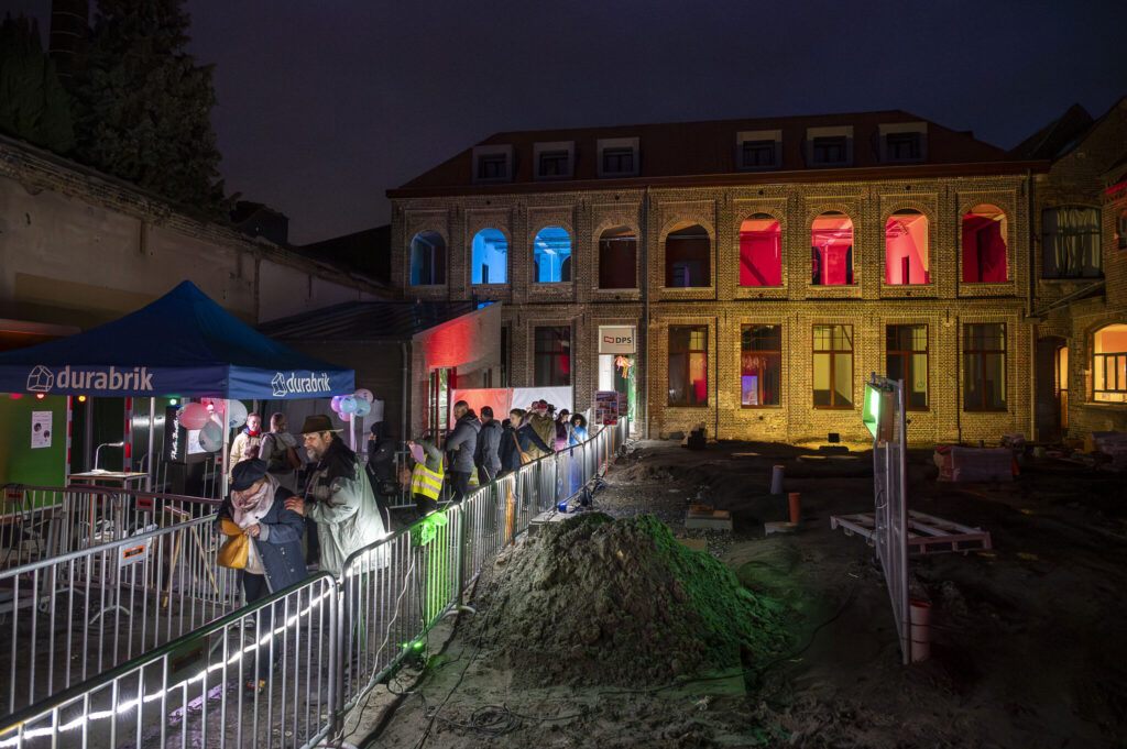 Samenwerking woonmaatschappijen Brugge - Lichtjeswandeling op DPS werf Predikherenrei met Viro vzw
