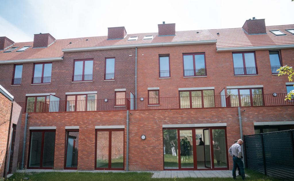 Groene buitenruimte bij sociale appartementen in Wilrijk gerealiseerd via de CBO-procedure
