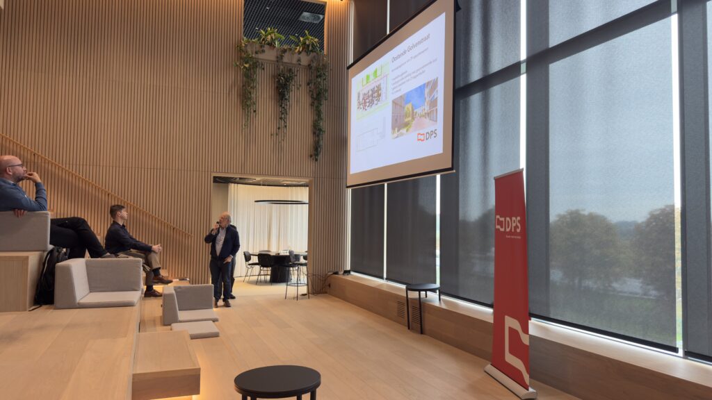 Architecten presenteren een sociaal woonproject tijdens de inspiratiesessie van DPS bij In The Yard.