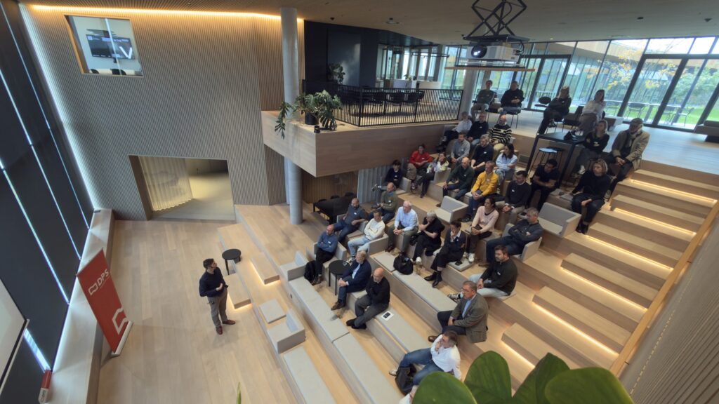 Woonmaatschappijen, architecten, Wonen In Vlaanderen, Embuild en andere aanwezigen volgen de inspiratiesessie rond sociaal en betaalbaar wonen bij In The Yard.