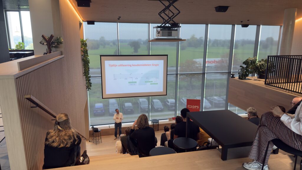Presentatie over de uitfasering van koudemiddelen voor warmtepompen tijdens de inspiratiesessie sociaal wonen van DPS bij In The Yard.